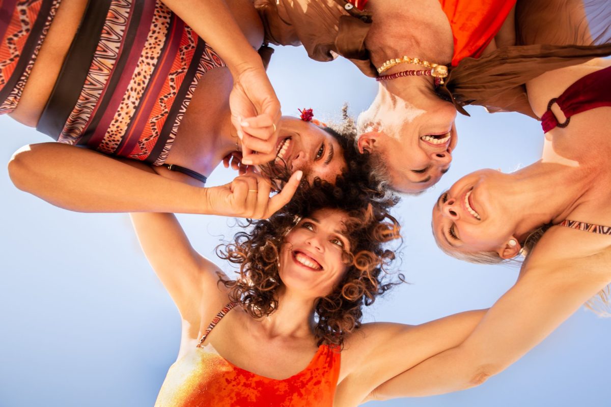 Ambassador-Programm - Vier Frauen von unten am lachen