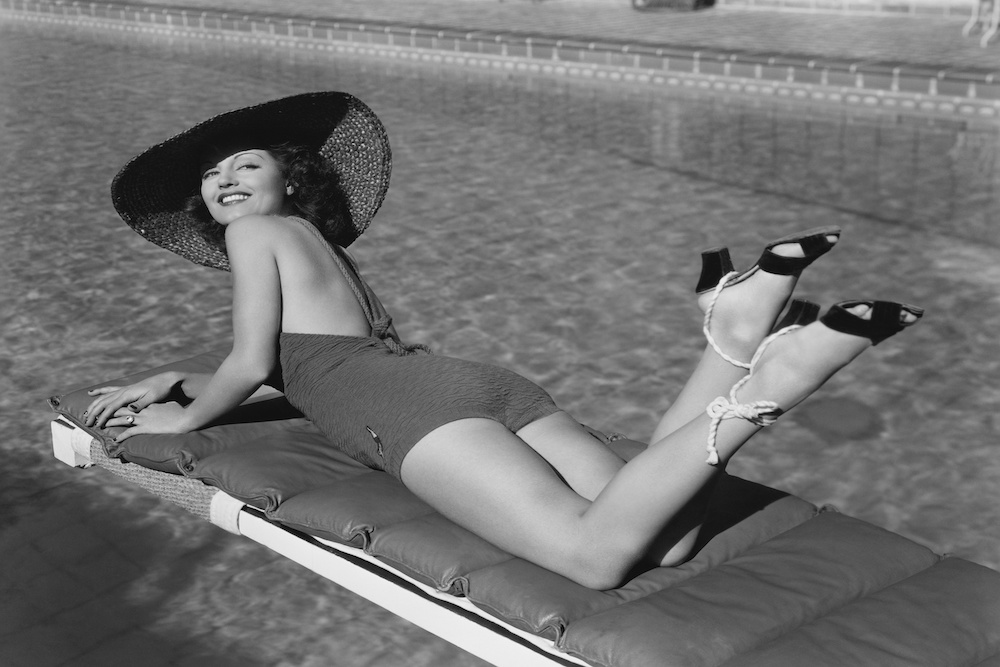 Frau beim Sonnenbaden am Pool