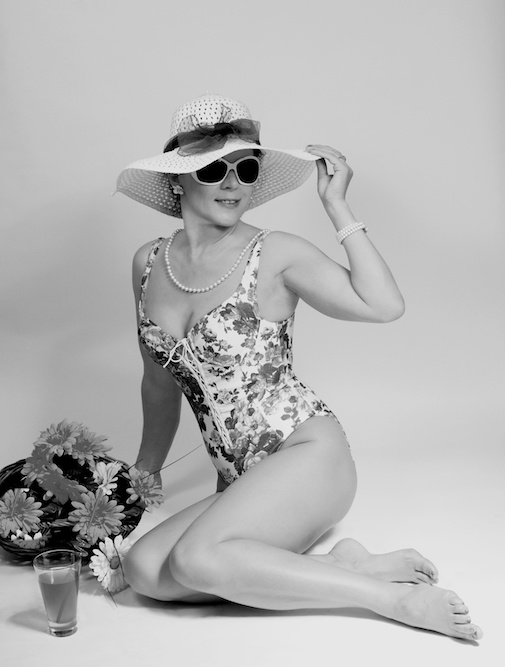 Eine Frau in Retro-Badeanzug