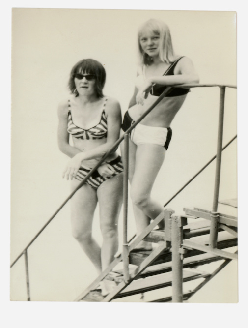 Zwei Schönheiten im Schwimmbad - um 1965