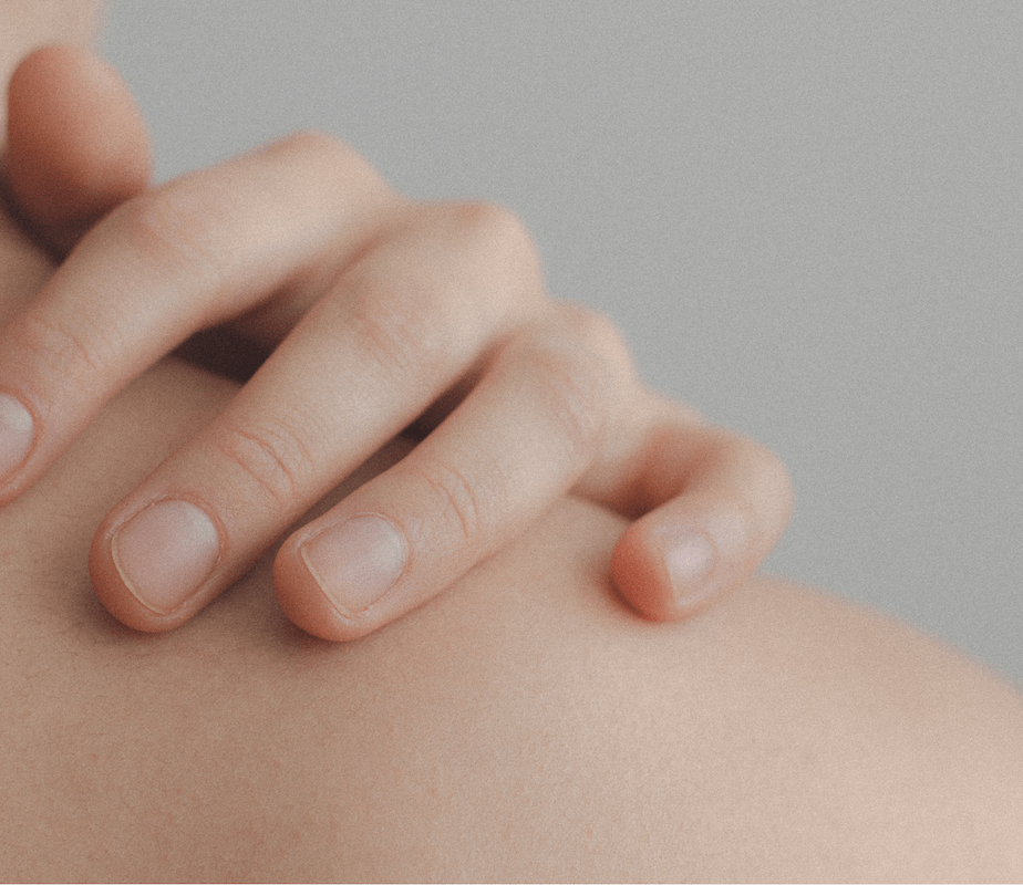 Hand auf der Schulter