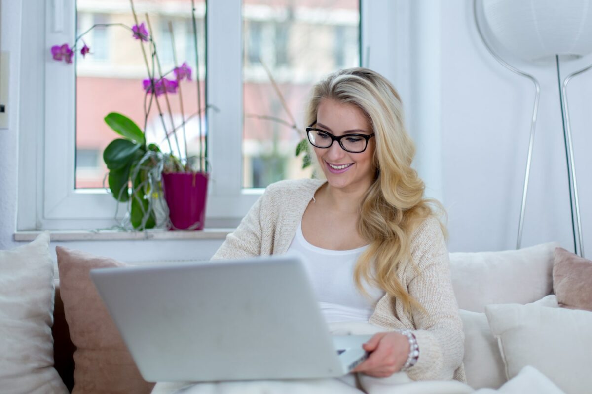 Frau kauft online Bademode ein.