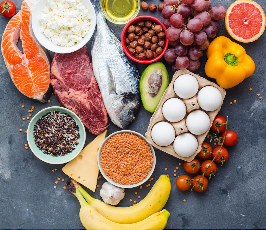 Ernährung in Form von Fisch, Eier, Tomaten, Fleisch und Hülsen