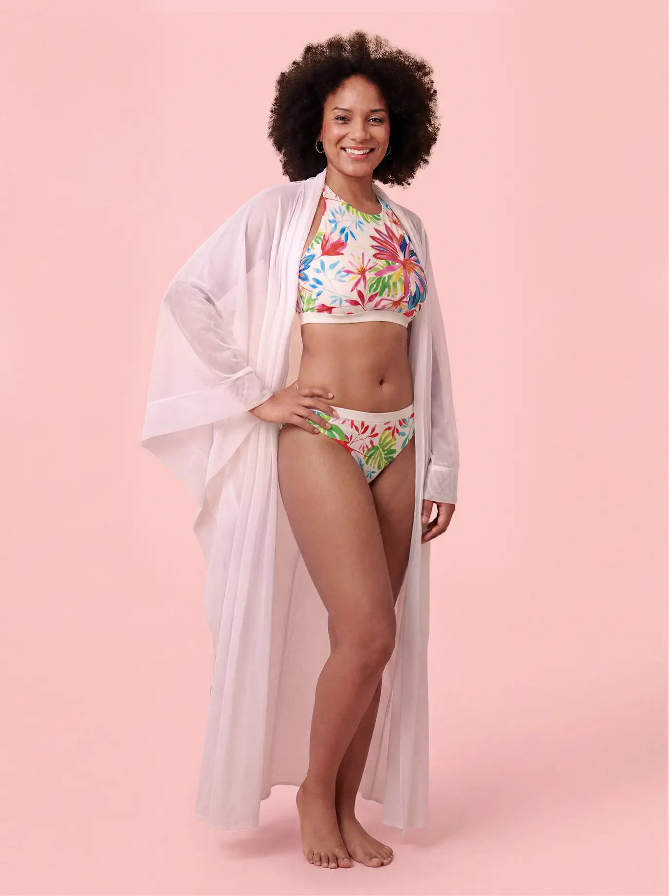 Fulla_Robe_weiss_vorne_Bikini_flower_ANNA FULLA – Weiß Robe – Bild 1